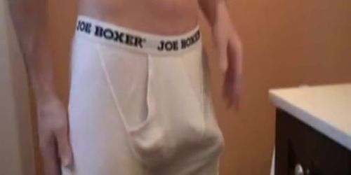 Közelről nyalja a farkát miközben masztizik