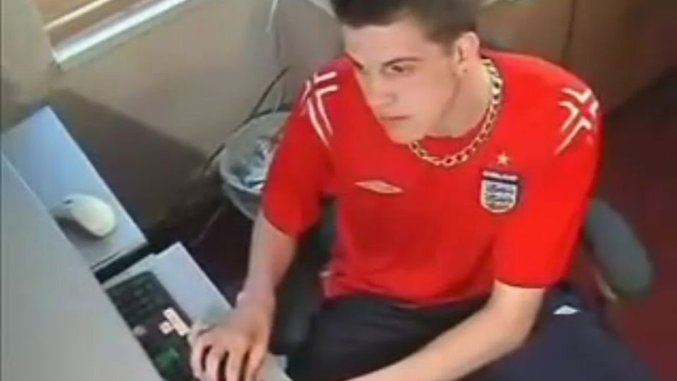 Vastag farkú európai férfi izgató maszturbálós show-t nyújt