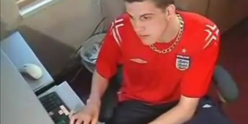 Vastag farkú európai férfi izgató maszturbálós show-t nyújt