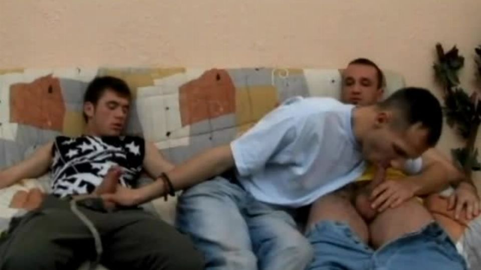 Kanapén hármasban szopják egymást