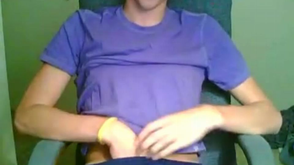 Vékony fiú hasára élvez a maszturbáció közben