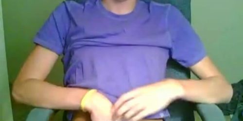 Vékony fiú hasára élvez a maszturbáció közben