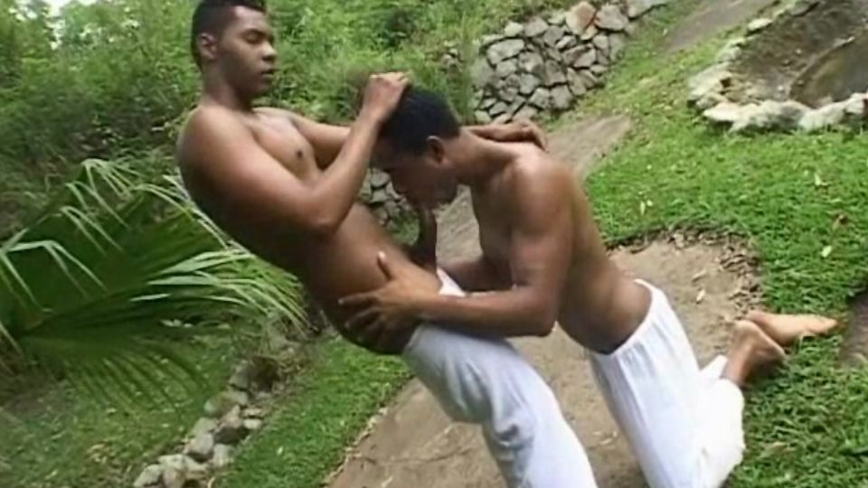 Izmos meleg férfiak nyilvános anális kalandja