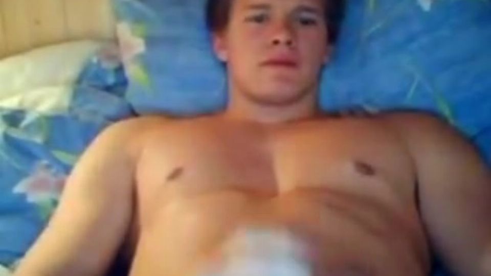 Kanos fickó ágyában játszik a farkával
