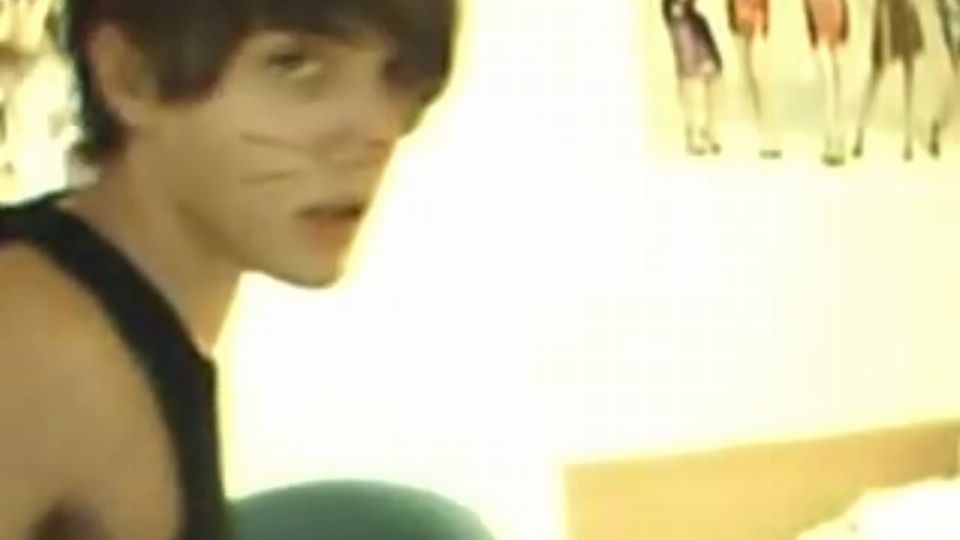 Nyuszi fülekben lévő fiú izgatja fel magát