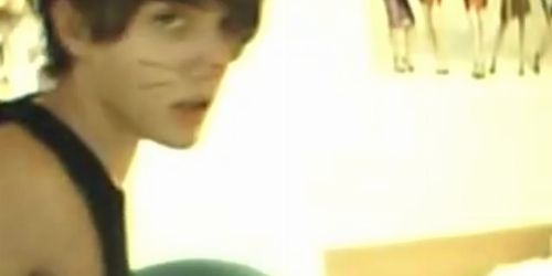 Nyuszi fülekben lévő fiú izgatja fel magát