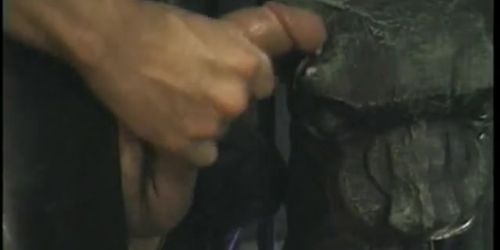 Bőrös és kemény börtönjelenet