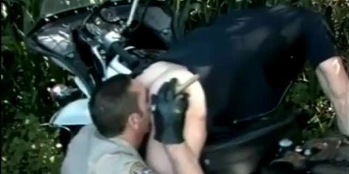 Meleg rendőrök kint élvezik egymást