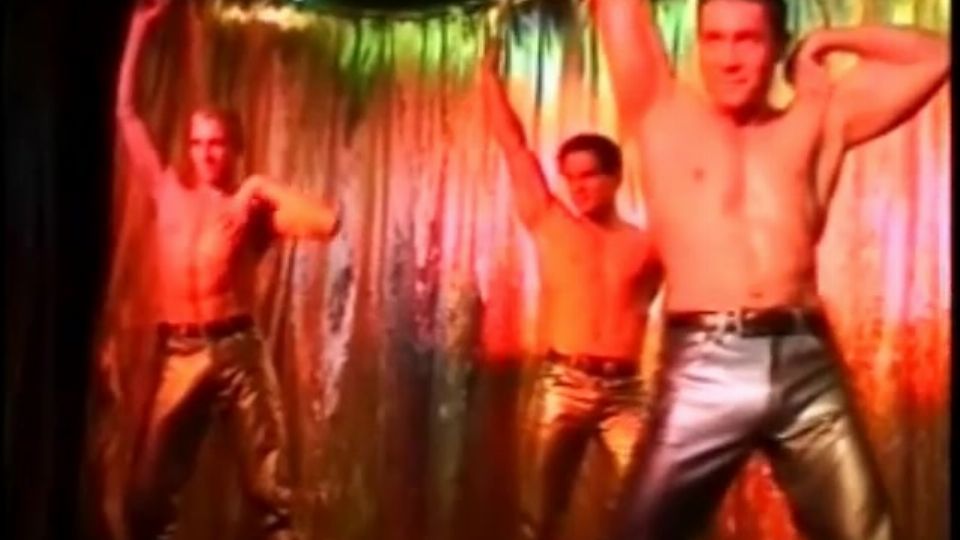 Férfitáncosok izgalmas színpadi előadása a klubban