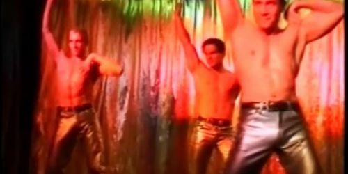 Férfitáncosok izgalmas színpadi előadása a klubban