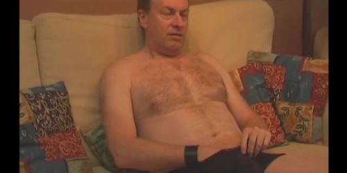 Dagadt érett férfi maszturbál pornót nézve