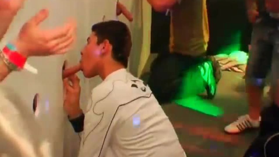 Férfiak szopkodnak és táncolnak egy meleg bulin