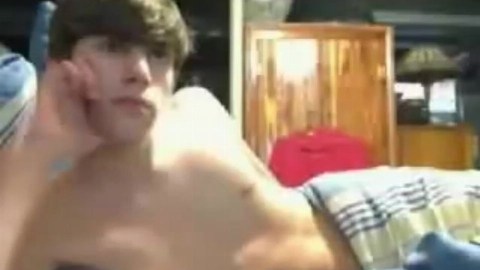 Webkamerán keresztül izgatja magát kanos pasi