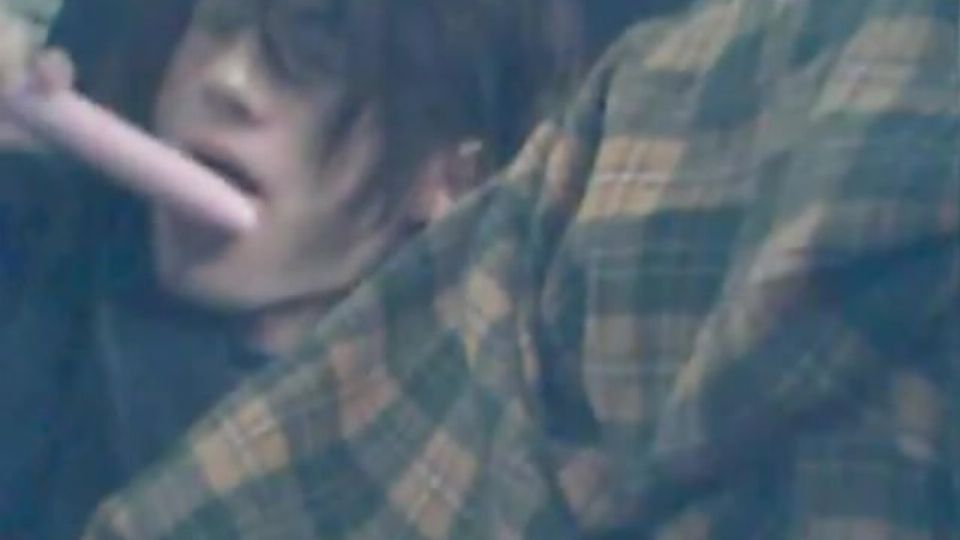 Fiatal férfi bemutatja a segget és játékszerrel játszik