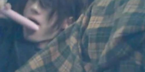 Fiatal férfi bemutatja a segget és játékszerrel játszik