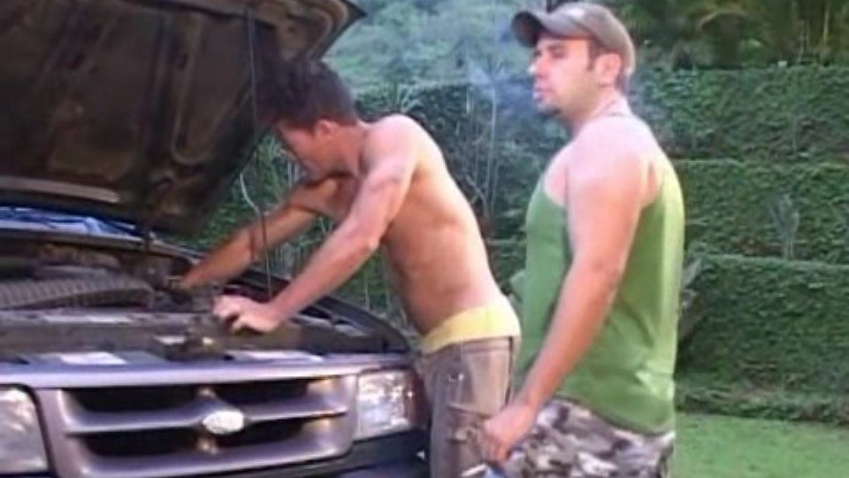 Erős izomzatú férfiak forró kalandja a munkahelyen