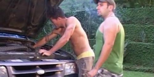 Erős izomzatú férfiak forró kalandja a munkahelyen