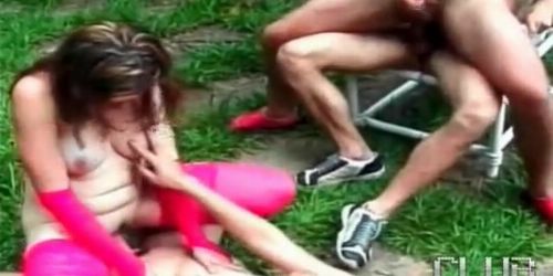 Férfiak meleg kalandja, miközben a nők játékszerrel élveznek