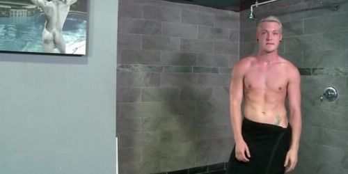 Szőke férfi nagy farokkal masztizik a zuhany alatt