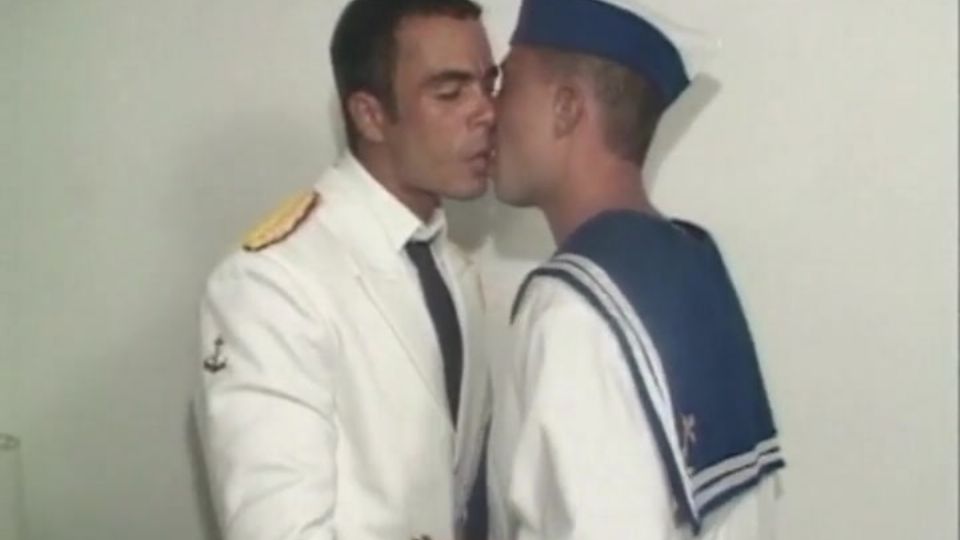 Meleg latin férfiak egyenruhában csókolóznak és szopják egymást
