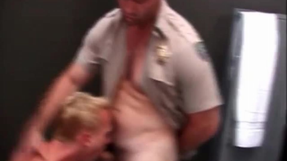 Kanos rendőrök öltözőben felszopják a nagy farkat