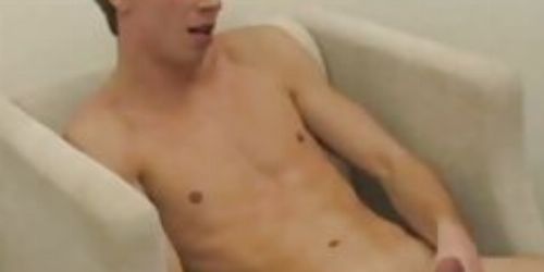 Vékony fiú tökéletes testtel masztizik