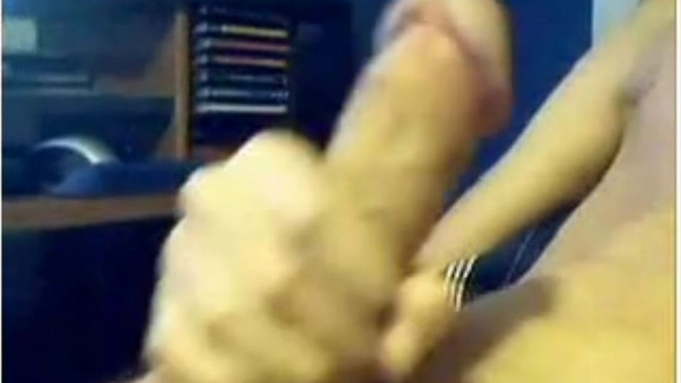 Forró közelről a férfi lenyűgöző farkán, ahogy masztizik