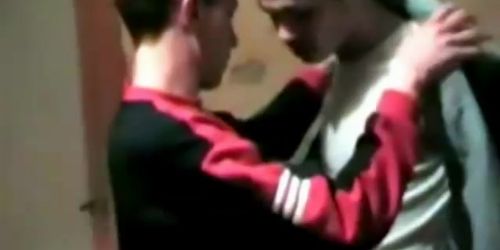 Passzív meleg fiú élvezeteket él át hagyományos pózban
