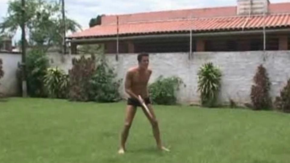 Izmos pasi teniszruhában