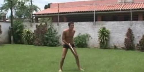 Izmos pasi teniszruhában