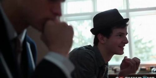 Forró szexuális férfi kézibeadás izgalmas cselekménnyel