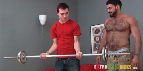 Dagadt medve csábít vékony fiút