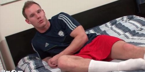 Fiatal atléta lenyűgöző testét mutatja be