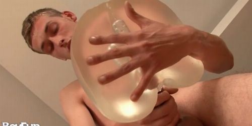 Fiú kipróbálja a műsegget és ráélvez