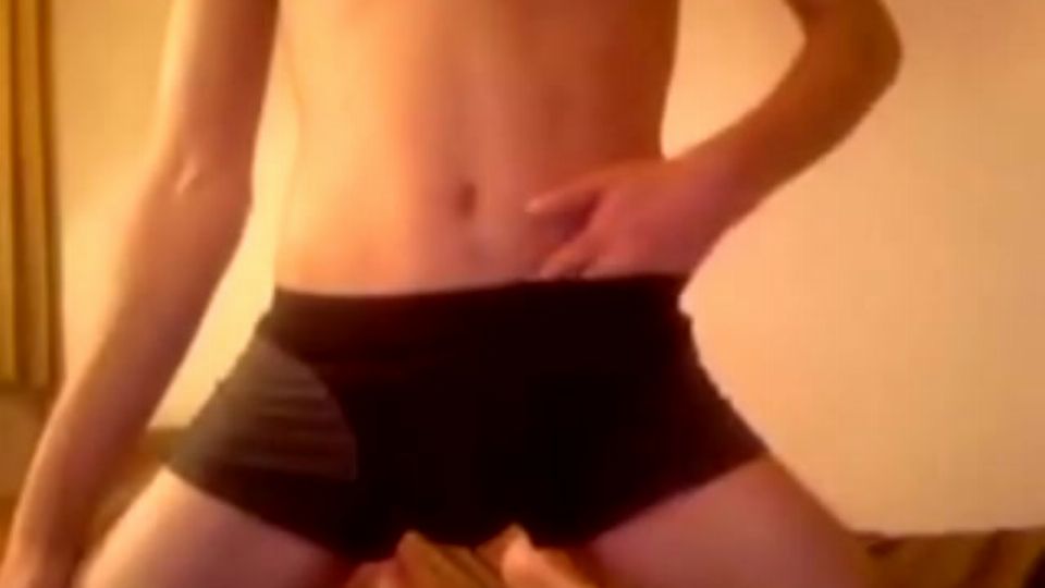 Vékony testű fiú izgatottan masztizik