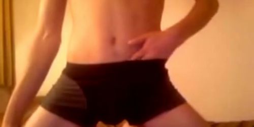 Vékony testű fiú izgatottan masztizik