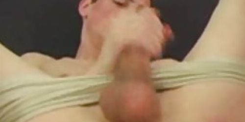 Széttárt lábak között kanosan veri a farkát