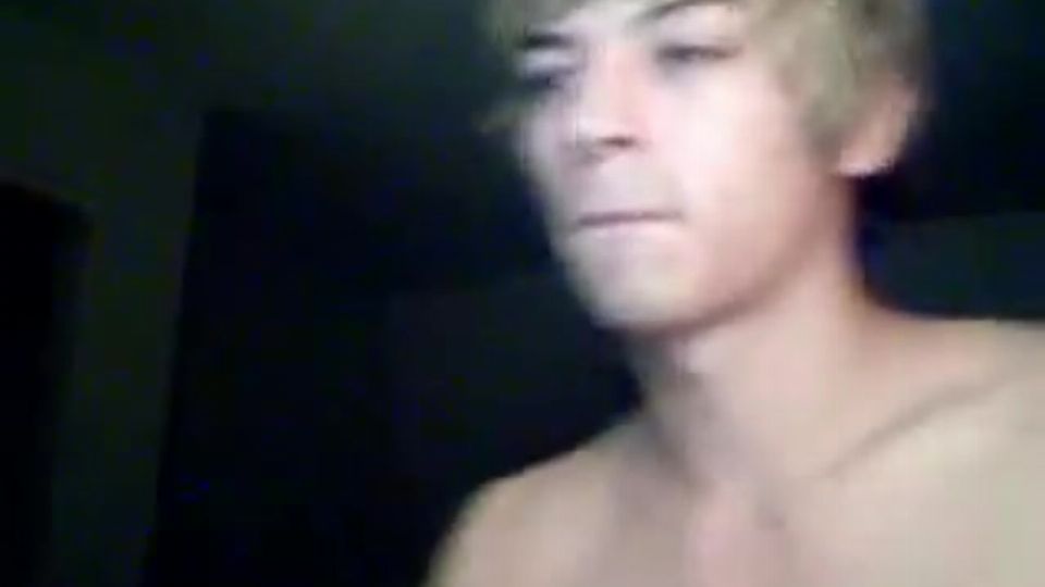 Fiatal srác boxerban izgatja magát