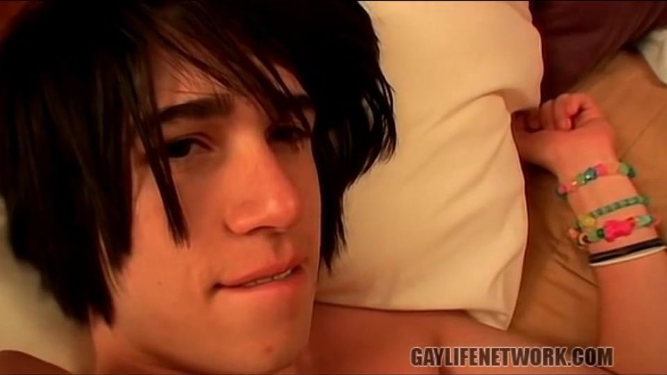 Meleg fiatalok csoportos anális kalandja