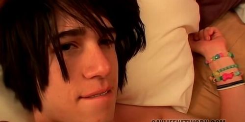 Meleg fiatalok csoportos anális kalandja