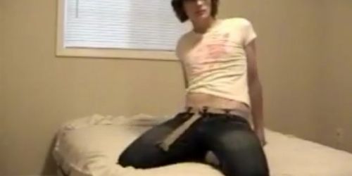 Férfi kihúzza a farkát a farmerből, hogy maszturbáljon