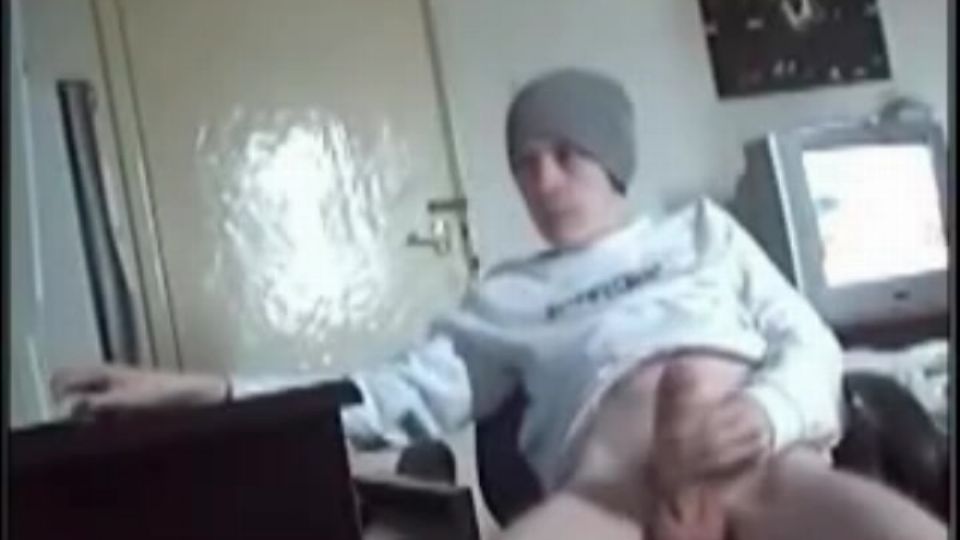 Keményen kiveri magát pornóra