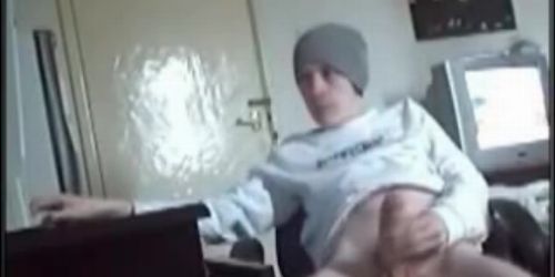 Keményen kiveri magát pornóra