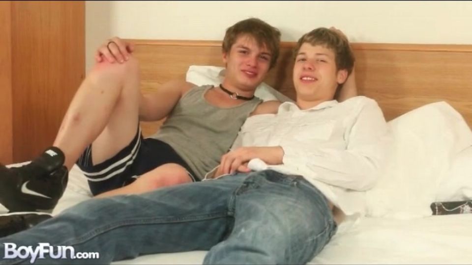 Cuki fiúk ketten, szopó videóban