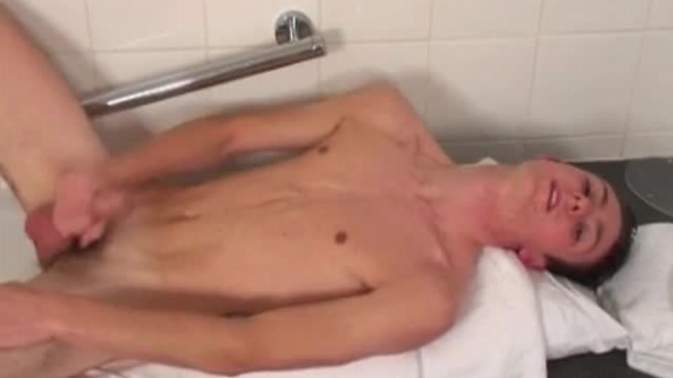 Fiatal srác zuhany alatt játszik a farkával