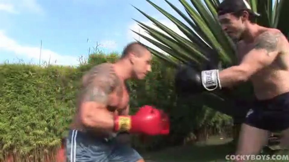 Izmos férfi edzés után masztizik a szabadban