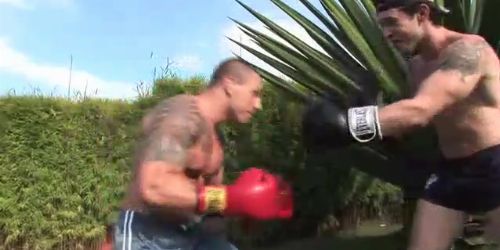 Izmos férfi edzés után masztizik a szabadban