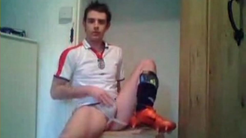 Focista izgatottan masztizik meztelenül