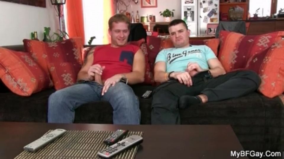 Férfiak kanos szopása és simogatása a kanapén