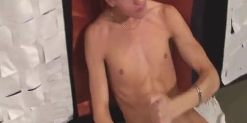 Vékony fiú keményre veri a farkát